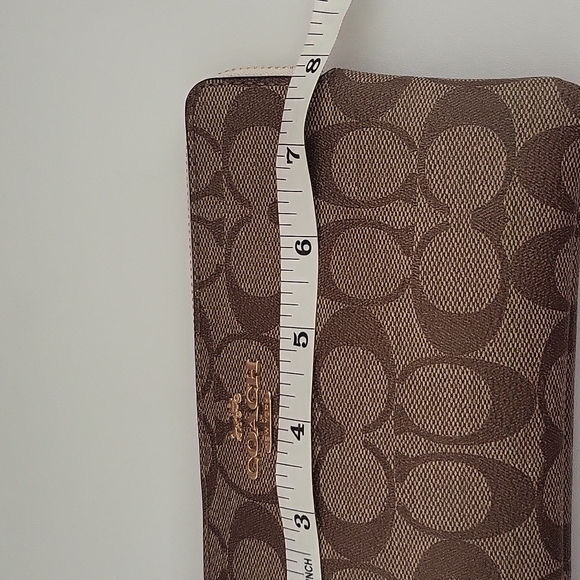 Coach Women's Corner Zip Wristle In Canvas Leather ( Like New) - Picture 8 of 9